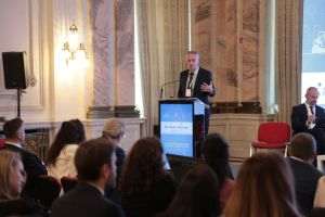 Industria farmaceutică inovatoare - sector strategic pentru acces la tratamente moderne şi dezvoltare economică durabilă